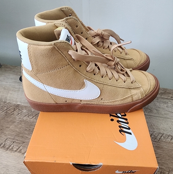 Nike blazers (like new) - Picture 2 of 4
